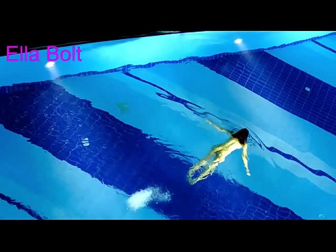 ❤️ Non podo deixar de mirar, unha moza loira que é sorprendida nadando espida na piscina do resort ELLA BOLT ️❌ Super sexo en nós ﹏